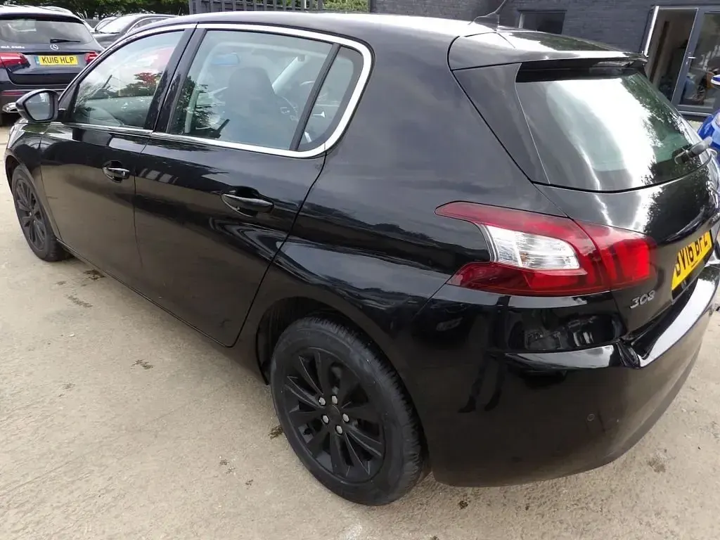 Usado Peugeot 308 Allure 120 CV (88 kW) 2016 Negro Utilitario