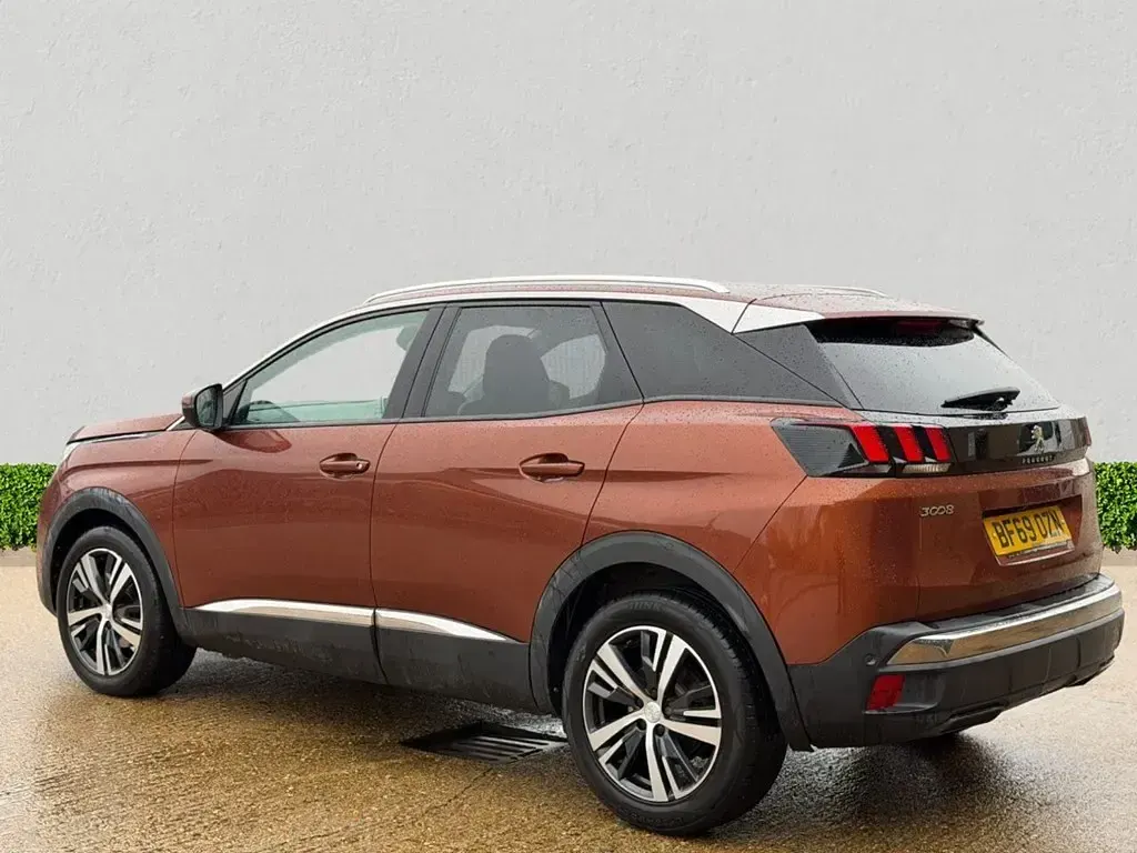 Usado Peugeot 3008 Allure 130 CV (95 kW) 2019 Marrón SUV