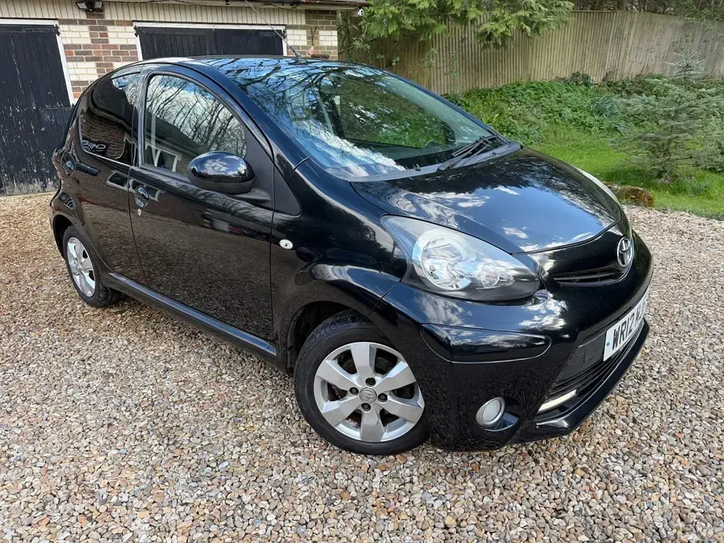 Usado Toyota Aygo 67 HP (49 kW) 2012 Preto Citadino