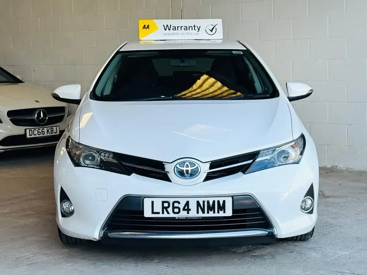 Używany Toyota Auris Hybrid 2014 Biały Hatchback