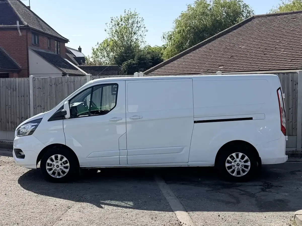 Used Ford Transit Custom Limited 130 HP (95 kW) 2019 White Van