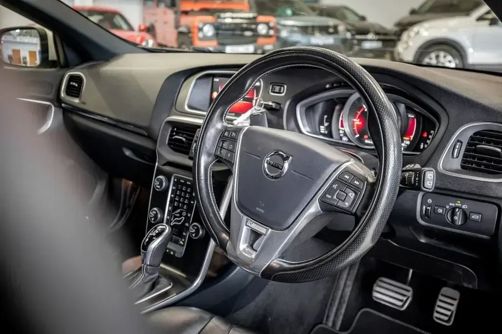 Begagnad Volvo V40 R-Design Pro 120 HK (88 kW) 2017 Vit Halvkombi