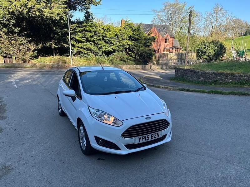 Used Ford Fiesta Zetec 75 HP (55 kW) 2015 White Hatchback
