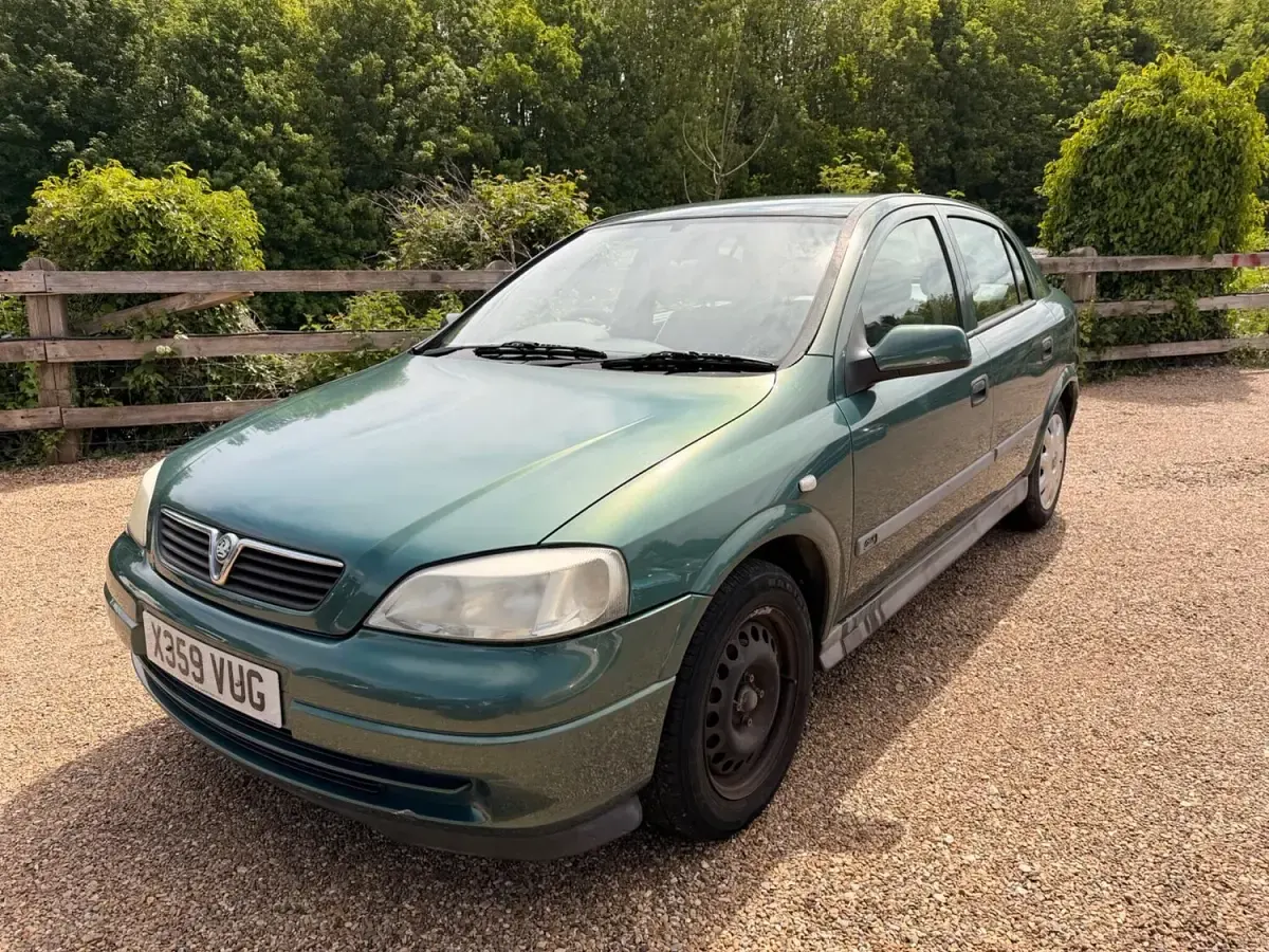 Used Vauxhall Astra Club 84 HP (61 kW) 2001 Green Hatchback