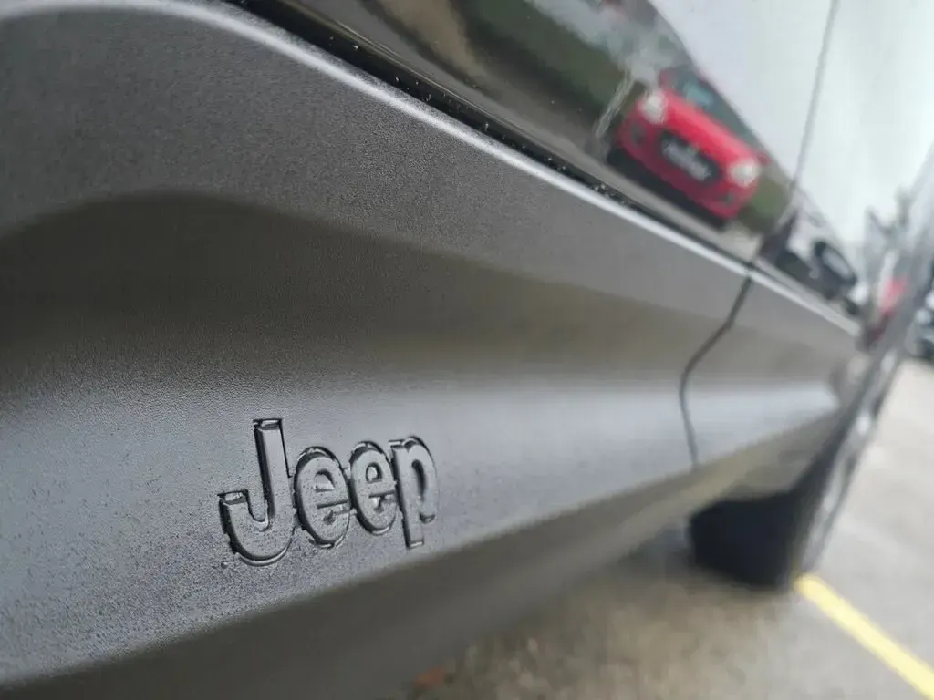 Begagnad Jeep Avenger Longitude 100 HK (73 kW) 2025 Svart SUV