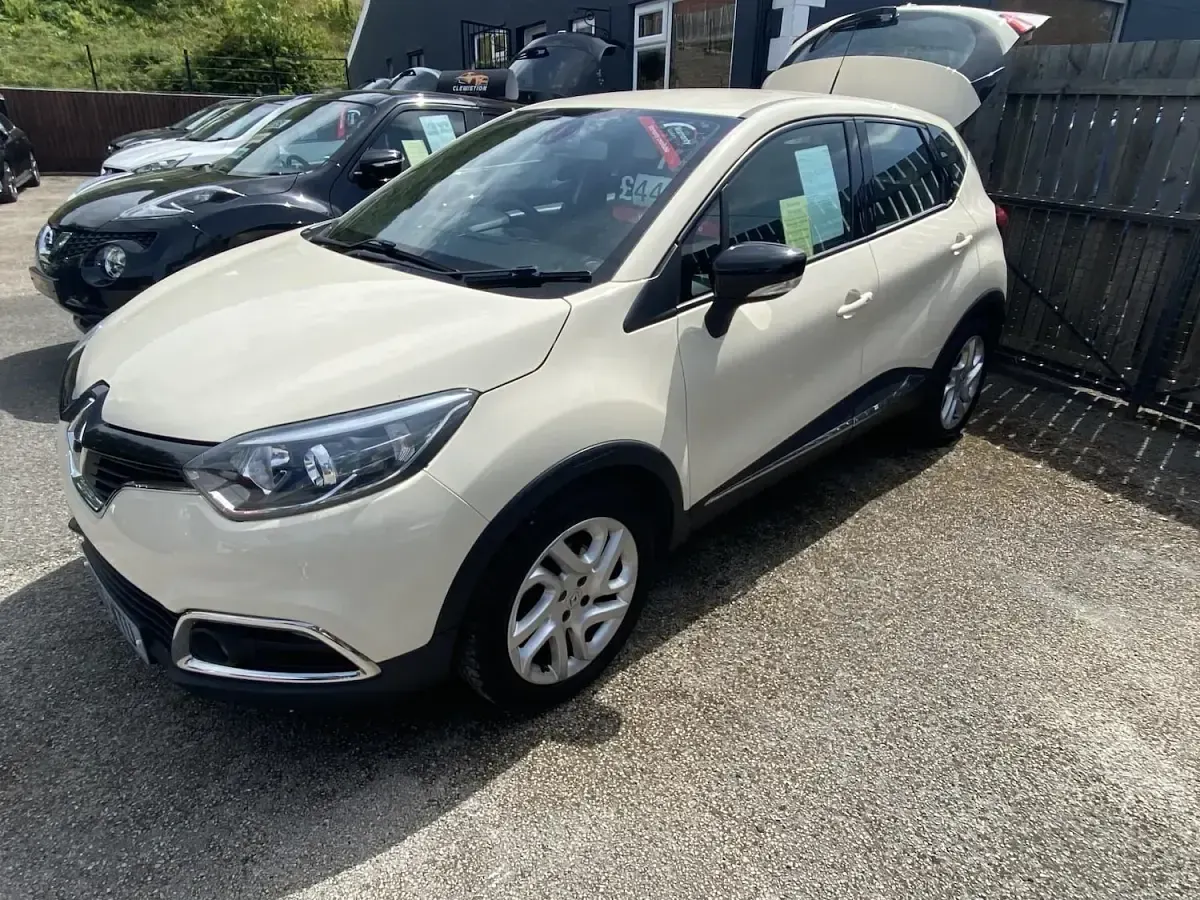 Used Renault Captur Dynamique 90 HP (66 kW) 2015 Cream SUV