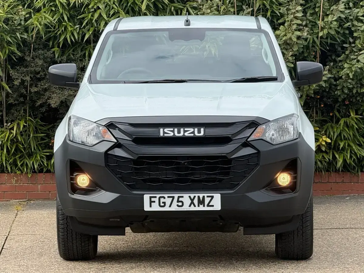 New Isuzu D-Max 163 HP (119 kW) 2025 White Pickup