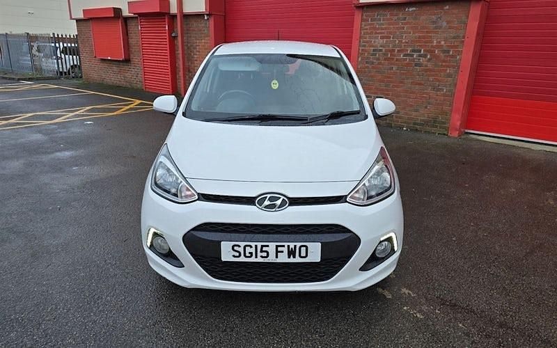 Used Hyundai i10 Premium 87 HP (63 kW) 2015 White Hatchback