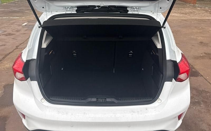 Used Ford Focus Zetec 125 HP (91 kW) 2020 White Hatchback