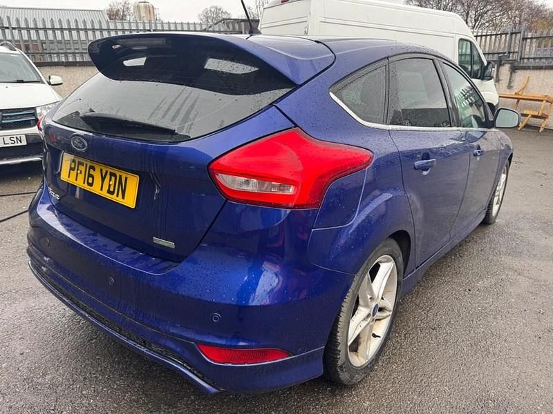Used Ford Focus Zetec 125 HP (91 kW) 2016 Blue Hatchback