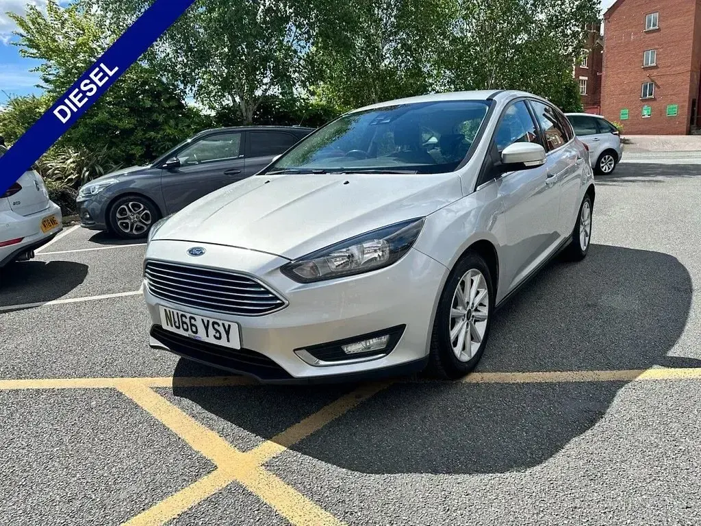 Used Ford Focus Titanium 120 HP (88 kW) 2017 Silver Hatchback