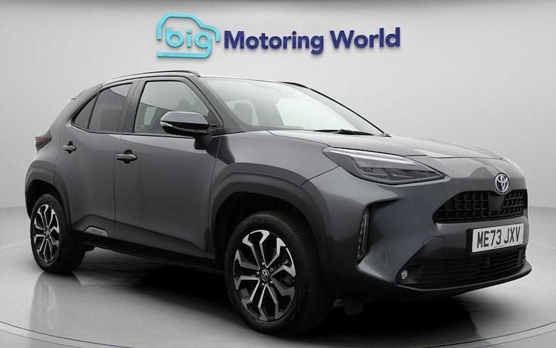 Used 2025 Toyota Yaris Hybrid Design Estate | £21,300 (Good price) - Image 1/4