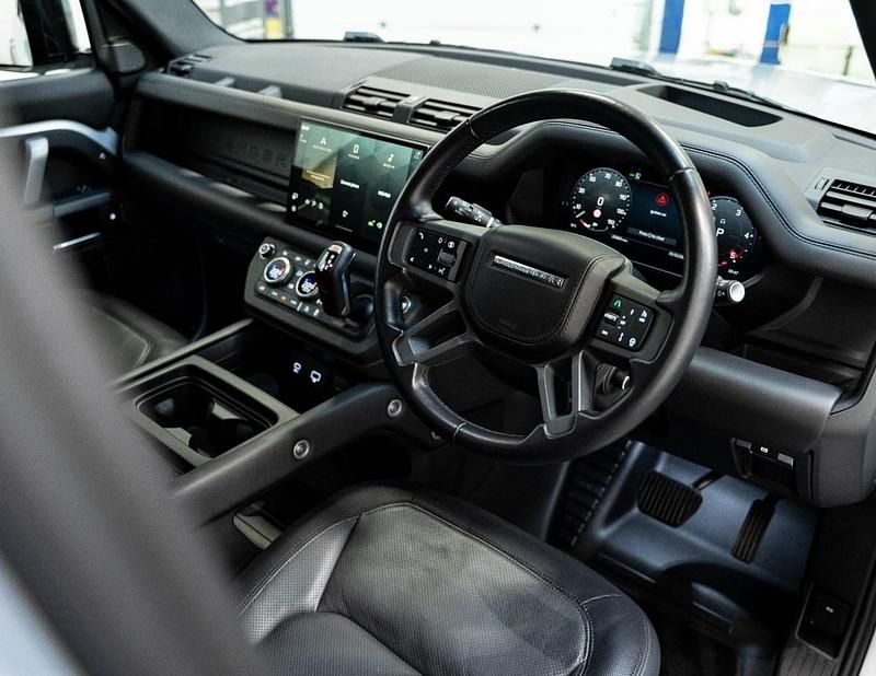 Usado Land Rover Defender HSE Dynamic 300 CV (220 kW) 2024 Plateado Familiar