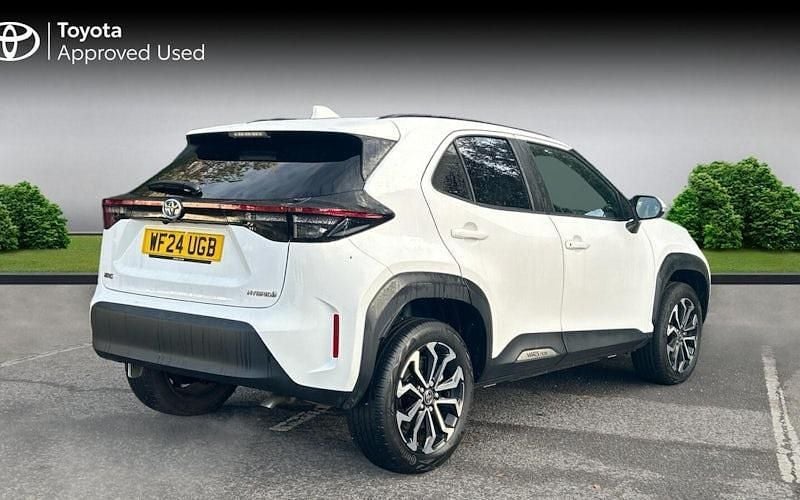 Used Toyota Yaris Hybrid Design 116 HP (85 kW) 2024 Pure white Estate