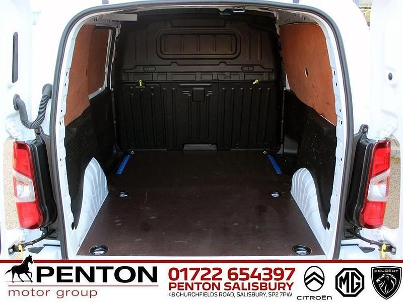 Second-hand Vauxhall Combo S 100 CP (73 kW) 2023 Alb Monovolum
