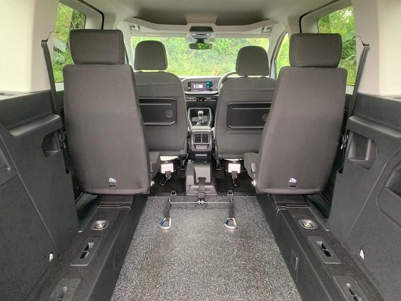 Silver Used 2023 VW Caddy Maxi Life MPV | £26,995 (Fair price) - Image 1/4