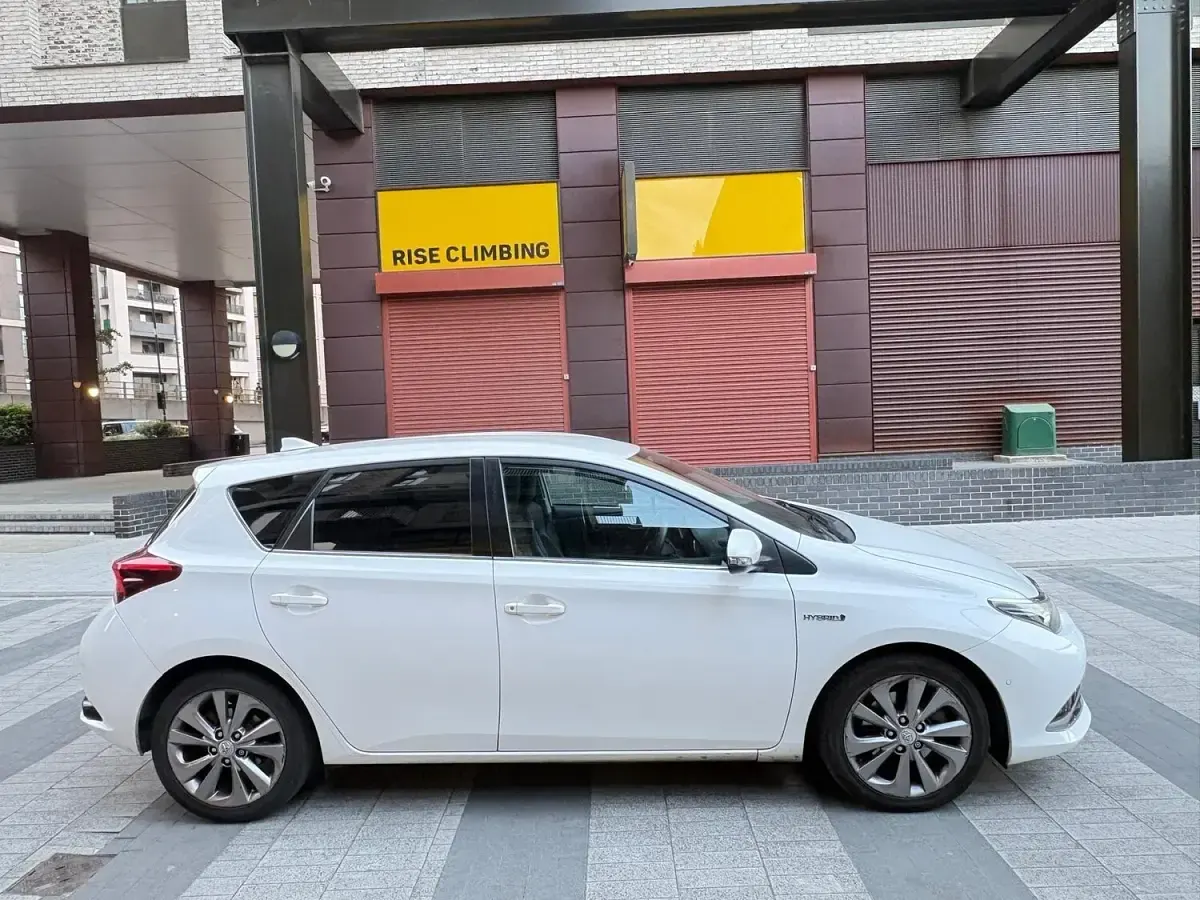 Used Toyota Auris Hybrid 2017 White Hatchback