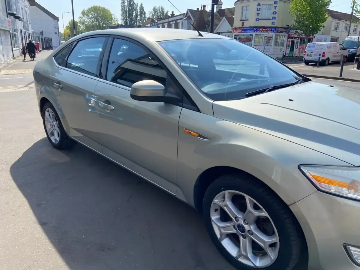 Usado Ford Mondeo Titanium 140 HP (102 kW) 2009 Prateado Citadino