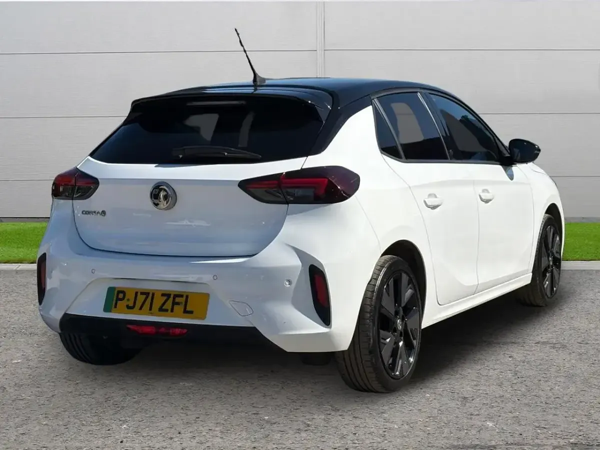Second-hand Vauxhall Corsa-e SRi 98 kW (134 CP) 2022 Alb Hatchback