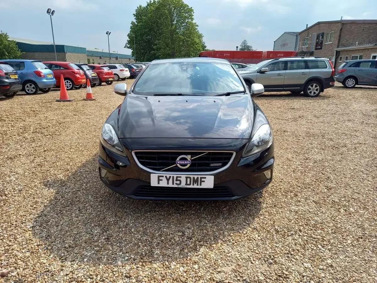 Używany Volvo V40 R-Design 115 KM (84 kW) 2015 Czarny Hatchback