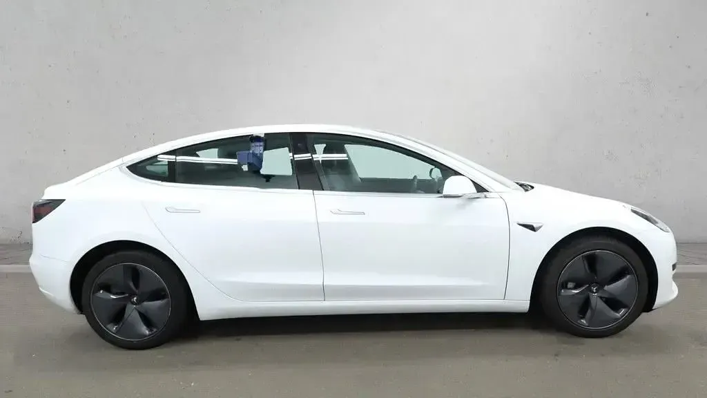 Used Tesla Model 3 Standard Range 239 kW (325 HP) 2019 White Sedan