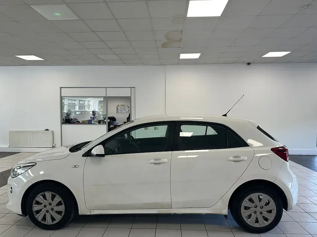Used Kia Rio 84 HP (61 kW) 2017 White Hatchback