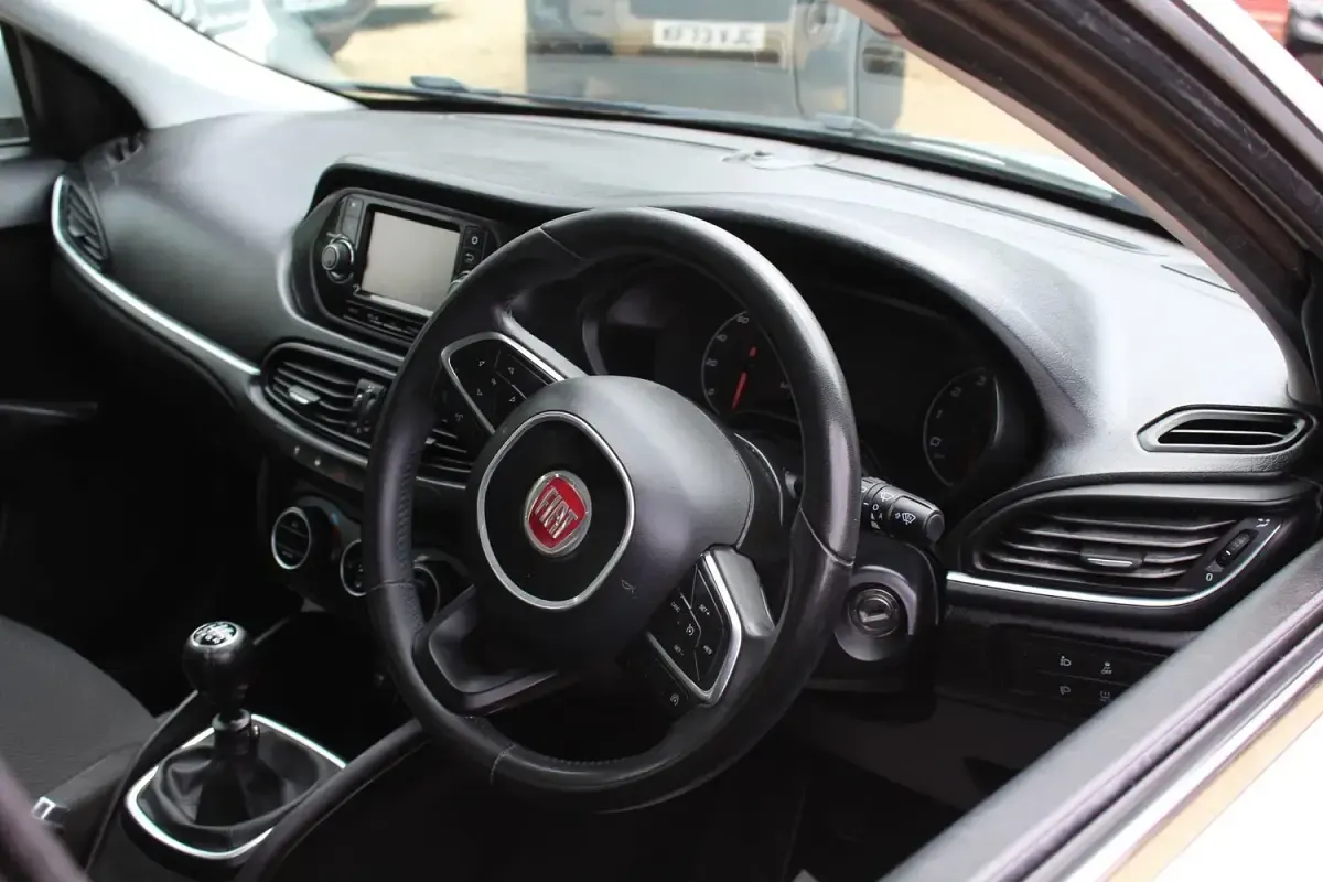 Used Fiat Tipo Lounge 95 HP (69 kW) 2017 Silver Hatchback