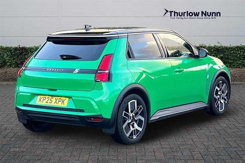 Used Renault 5 E-Tech Komfort 110 kW (150 HP) 2025 Green/black Hatchback