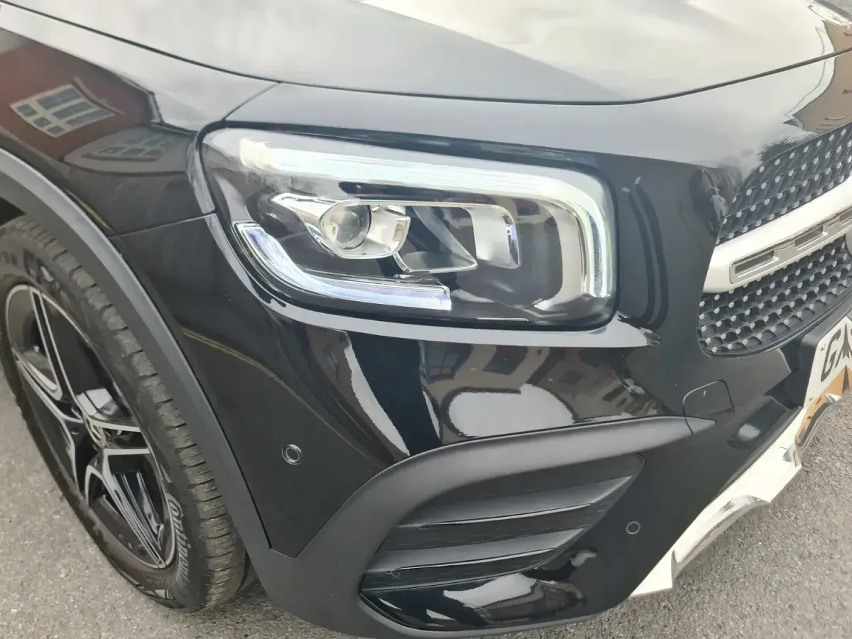 Begagnad Mercedes GLB200 AMG line 2023 Svart SUV