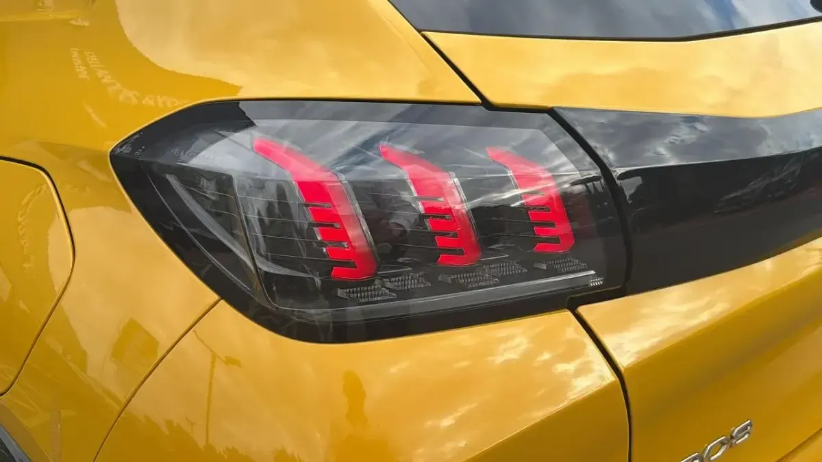 Used Peugeot 208 GT 99 HP (72 kW) 2023 Yellow Hatchback