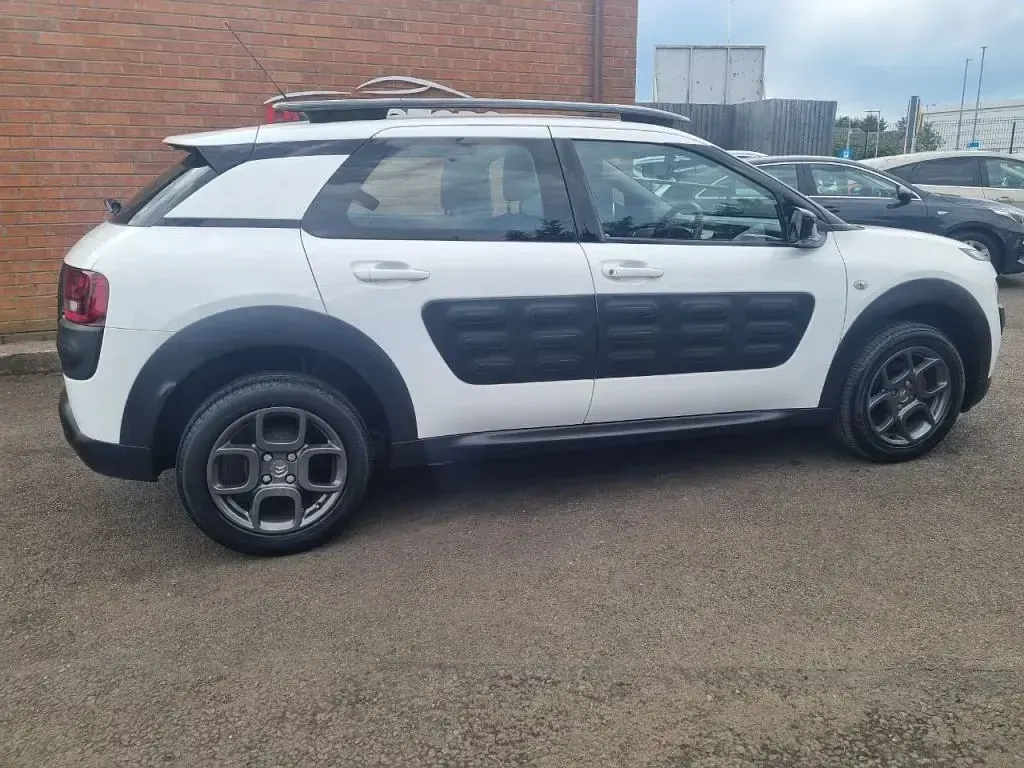 Used Citroën C4 Cactus Feel 82 HP (60 kW) 2017 White Hatchback