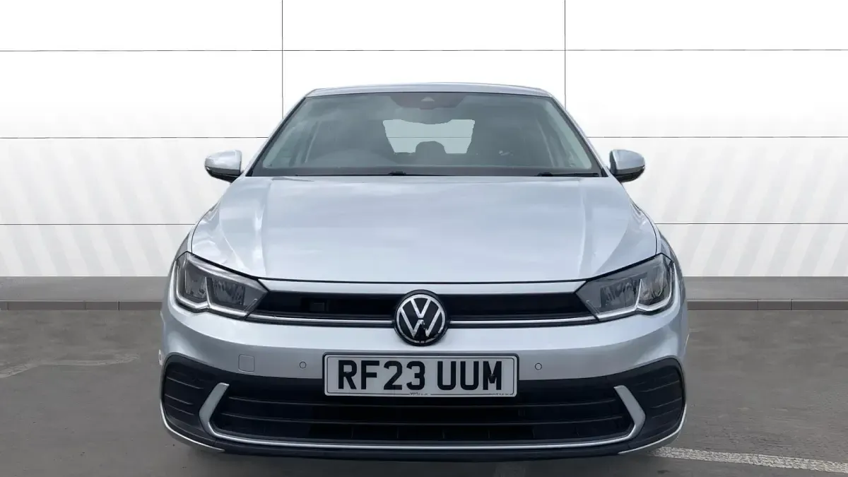 Begagnad VW Polo Life 95 HK (69 kW) 2023 Silver Halvkombi
