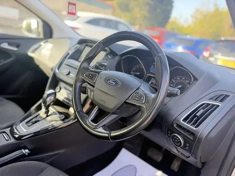 Usado Ford Focus Titanium 125 CV (91 kW) 2017 Plateado Familiar