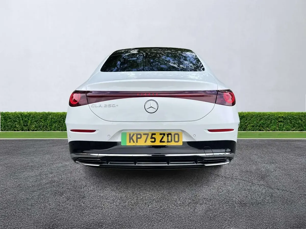 Usado Mercedes CLA 250+ AMG line 200 kW (272 CV) 2025 Blanco Berlina