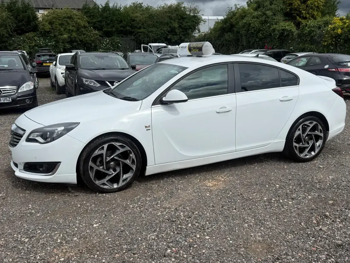 Used Vauxhall Insignia SRi 163 HP (119 kW) 2014 White Hatchback