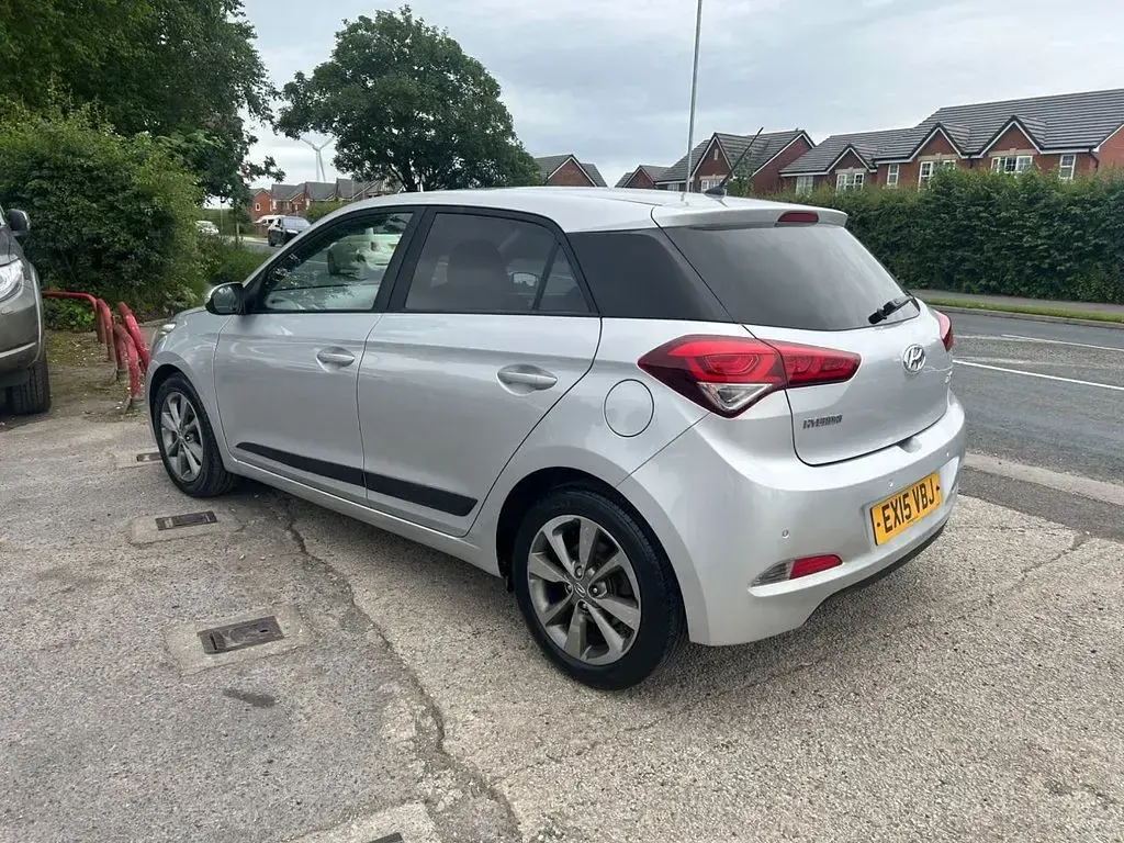 Used Hyundai i20 Premium 84 HP (61 kW) 2015 Silver Hatchback