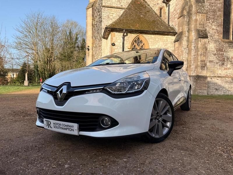 Used Renault Clio IV Dynamique 90 HP (66 kW) 2016 White Hatchback