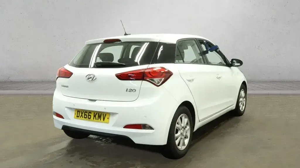 Used Hyundai i20 SE 84 HP (61 kW) 2016 White Hatchback