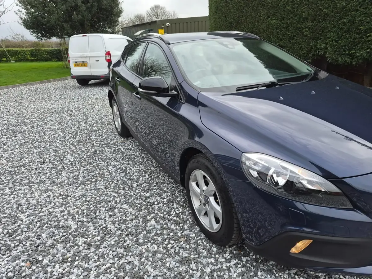 Usado Volvo V40 SE 2015 Azul Utilitario