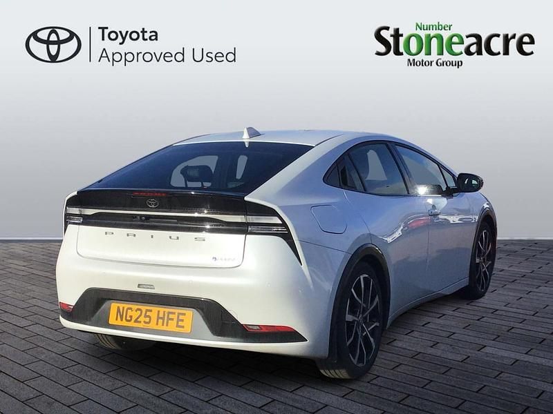 Used Toyota Prius 2025 White Hatchback