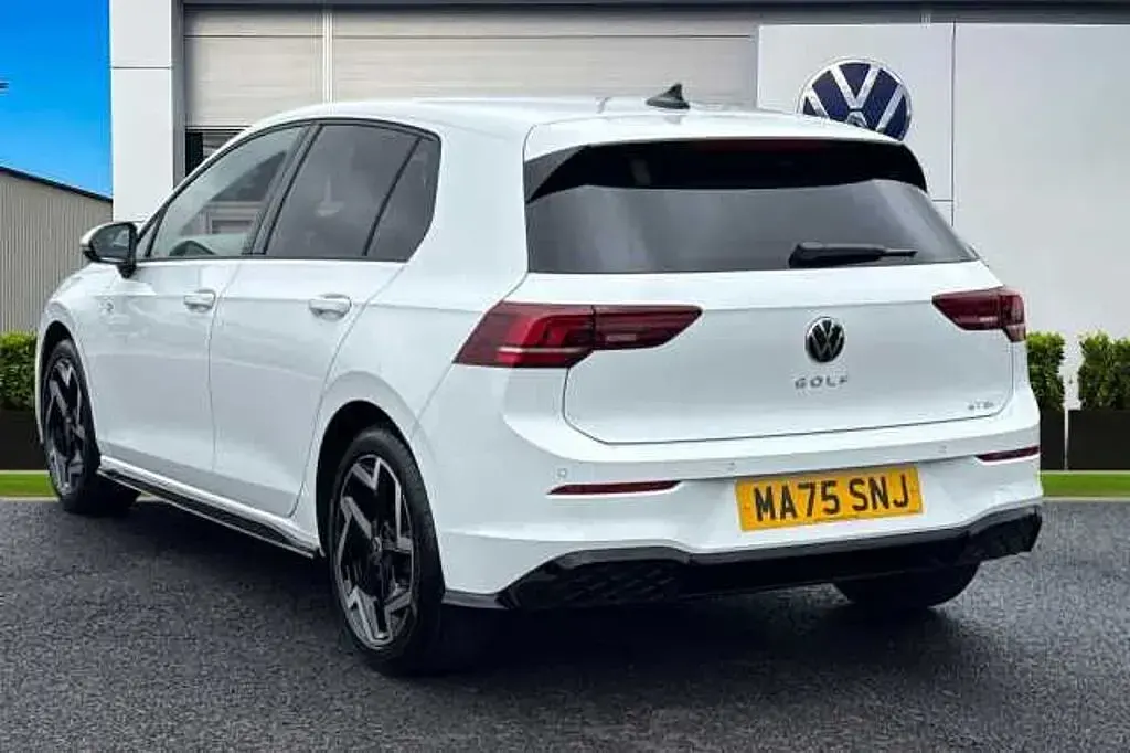 Used VW Golf VIII R-line 150 HP (110 kW) 2025 White Hatchback