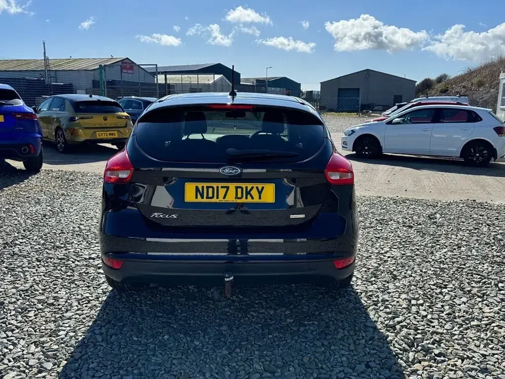 Usado Ford Focus Zetec 125 CV (91 kW) 2017 Negro Utilitario