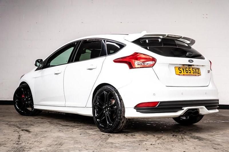 Used Ford Focus ST 250 HP (183 kW) 2015 White Hatchback
