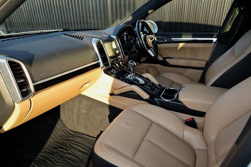 Used Porsche Cayenne 262 HP (192 kW) 2014 White SUV