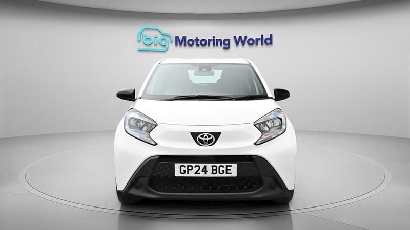 Used Toyota Aygo X PURE 72 HP (52 kW) 2024 White SUV