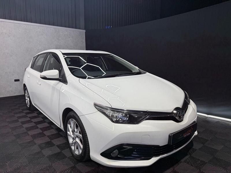 Used Toyota Auris Business Edition 2017 White Hatchback