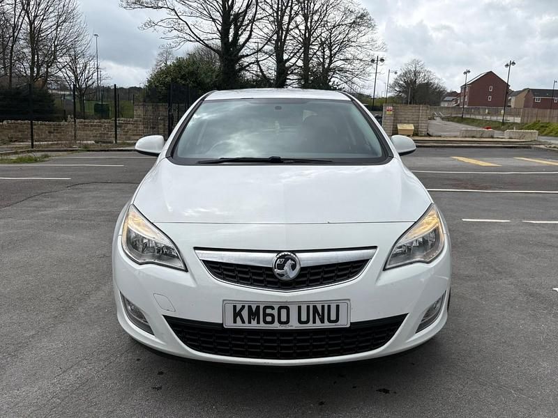 Used Vauxhall Astra 2010 White Hatchback