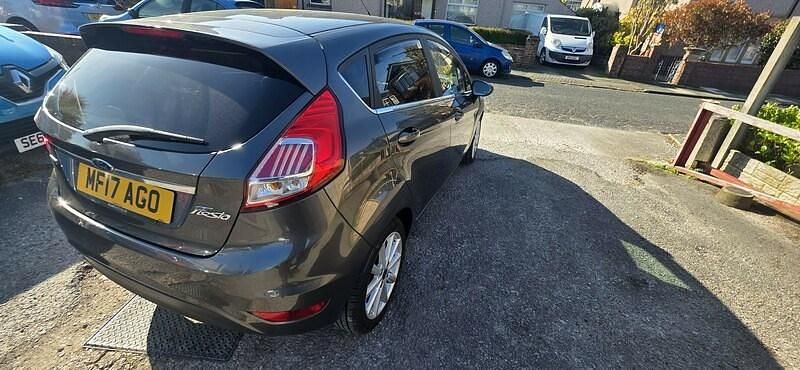 Begagnad Ford Fiesta Titanium 2017 Grå Halvkombi