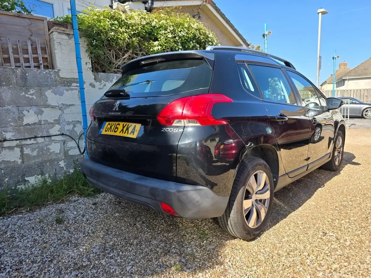 Usado Peugeot 2008 Active 82 CV (60 kW) 2016 Negro SUV