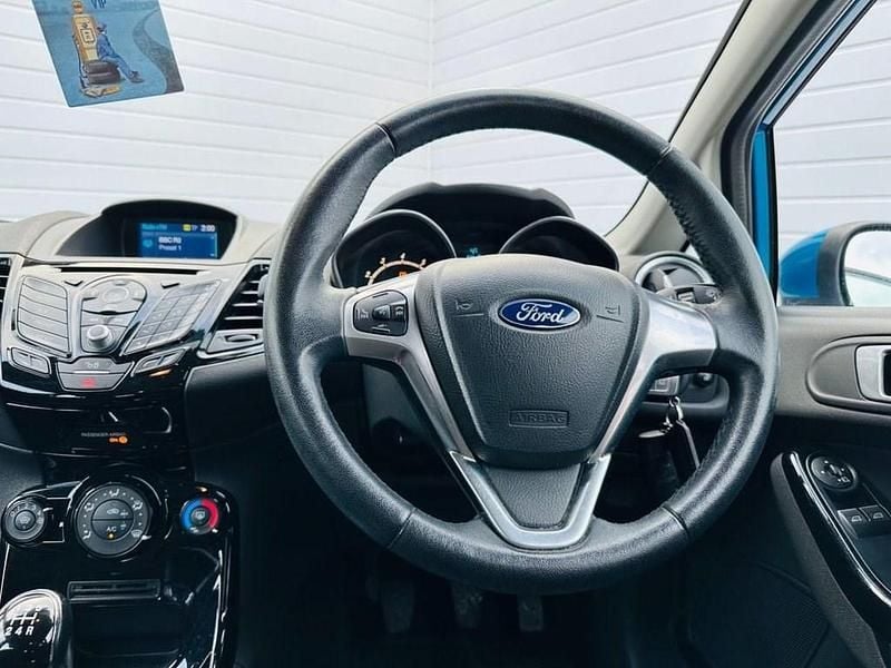 Used Ford Fiesta Zetec 82 HP (60 kW) 2015 Blue Hatchback